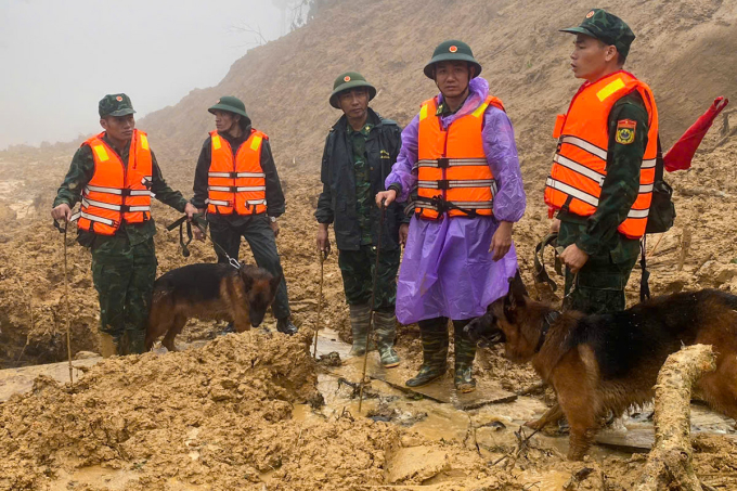 Lực lượng biên phòng, quân đội tìm kiếm 3 nạn nhân mất tích ở thôn Pứt nhưng chưa có kết quả. Ảnh: Ngọc Trường