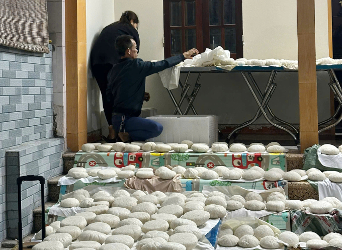 Bà con làng Phúc Hậu, thị trấn Lim, Bắc Ninh xuyên đêm làm cơm nắm, muối vừng, ruốc vận chuyển bằng máy bay đến Đăk Lăk, hôm 21/11. Ảnh: Hương Thiền