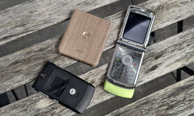 Điện thoại nắp gập huyền thoại Razr V3 so dáng với điện thoại màn hình gập Razr 60 Ultra mới của Motorola. Ảnh: Idnes