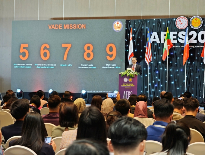 GS.TS.BS Trần Hữu Dàng, Chủ tịch Hội Nội tiết và Đái tháo đường Việt Nam chia sẻ tại hội nghị. Ảnh: Servier Việt Nam