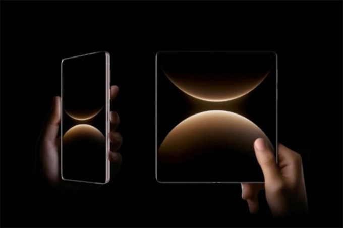 Màn hình bên trong 8 inch khi mở.