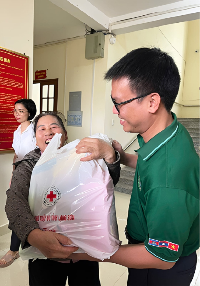 Một người dân Lạng Sơn đón nhận phần quà hỗ trợ từ Wilmar CLV. Ảnh: Lê Uyên