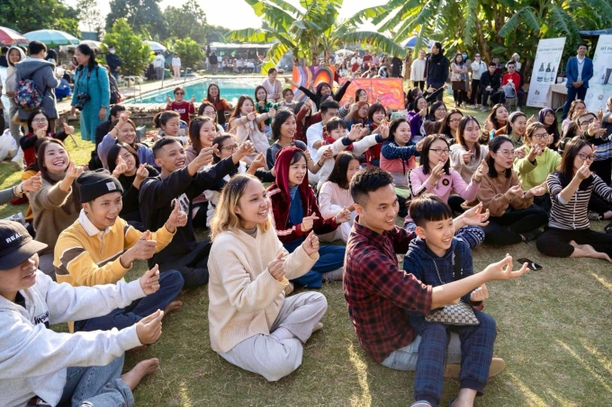 Nhiều người trẻ tham gia những hoạt động chữa lành, không sử đụng diện thoại, thiết bị công nghệ tại Hà Nội, năm 2024.