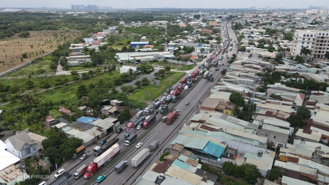 Xe tải nặng, container nối đuôi trên quốc lộ 51, tháng 8/2025. Ảnh: Phước Tuấn