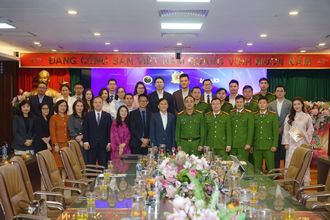 Đại diện hai đơn vị tham gia lễ ký kết biên bản ghi nhớ hợp tác. Ảnh: LynkiD