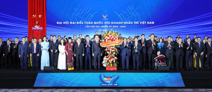 Ủy ban Hội Doanh nhân trẻ Việt Nam khóa VIII ra mắt Đại hội. Ảnh: T&T Group