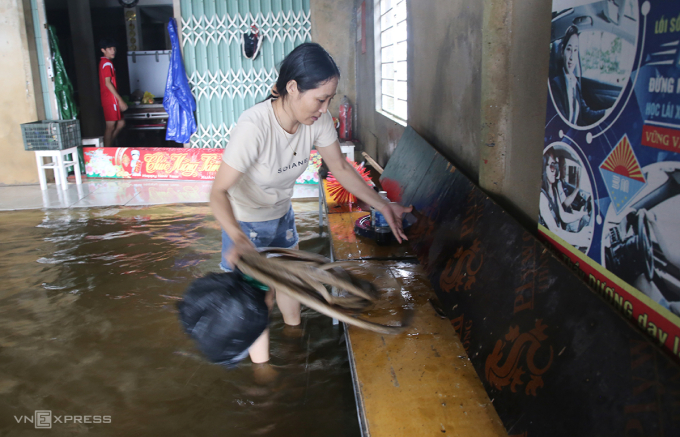 Nước ngập vào sân 30 cm, chị Quỳnh đã đưa hết tài sản lên cao. Ảnh: Đắc Thành