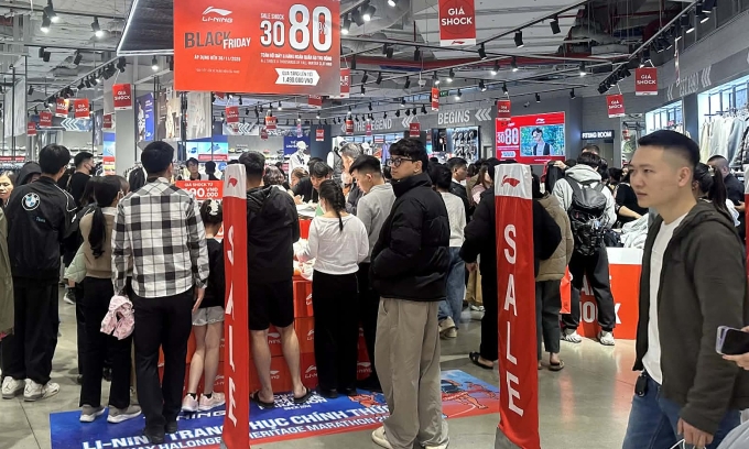 Người dân xếp hàng xem đồ tại cửa hàng Li-Ning, Aeon Mall Hà Đông. Ảnh: Trọng Hiếu