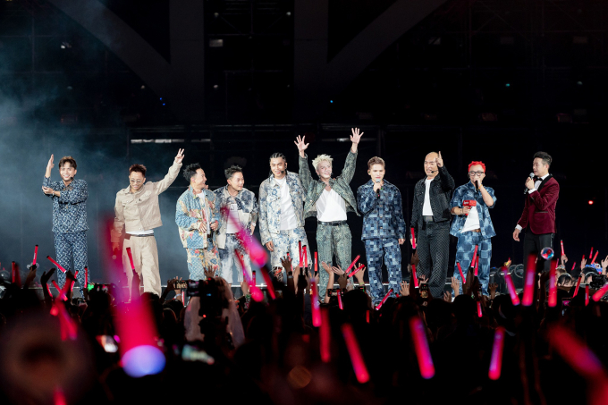 Từ trái sang: Bùi Công Nam, Rhymastic, Tiến Đạt, Binz, Kiên Ứng, Duy Khánh, Quốc Thiên, Tiến Luật, Hà Lê, MC Anh Tuấn. Ảnh: Ban tổ chức cung cấp