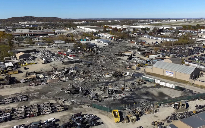 Hiện trường máy bay chở hàng của hãng UPS rơi và phát nổ tại thành phố Louisville, bang Kentucky hôm 4/11. Ảnh: NTSB