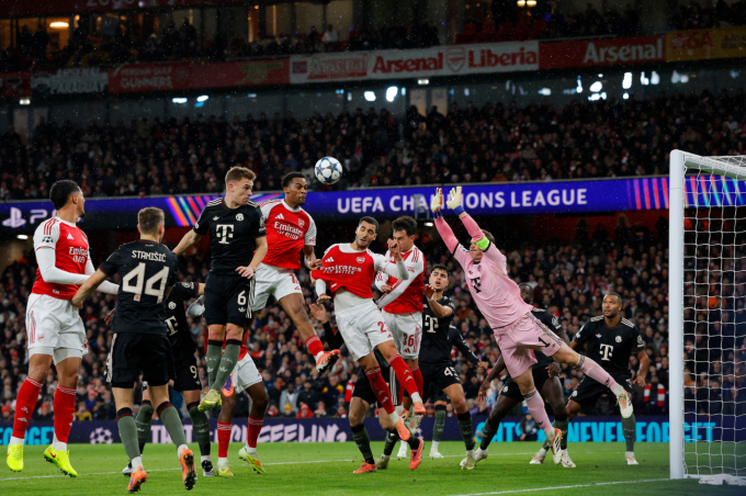 Jurrien Timber đánh đầu mở tỷ số trong trận Arsenal thắng Bayern 3-1 trên sân Emirates, London, Anh ngày 26/11/2025. Ảnh: The Guardian