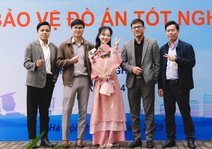 Nhung cùng các thầy trong nhóm nghiên cứu, trong đó có GS Lê Anh Tuấn, Viện trưởng Viện nghiên cứu nano (bìa phải), TS Phạm Anh Tuấn, giảng viên hướng dẫn trực tiếp và ThS Mai Quân Đoàn (thứ hai từ trái sang), người hướng dẫn kỹ thuật cho Nhung. Ảnh: Nhân vật cung cấp