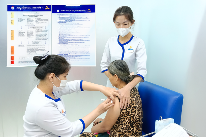 Bà Hạnh tiêm vaccine dại sau khi bị chó nhà hàng xóm cắn. Ảnh: Khánh Hòa