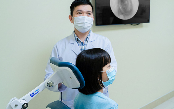 Bác sĩ Như Duy nội soi tái khám cho bé Hân. Ảnh: Bệnh viện Đa khoa Tâm Anh