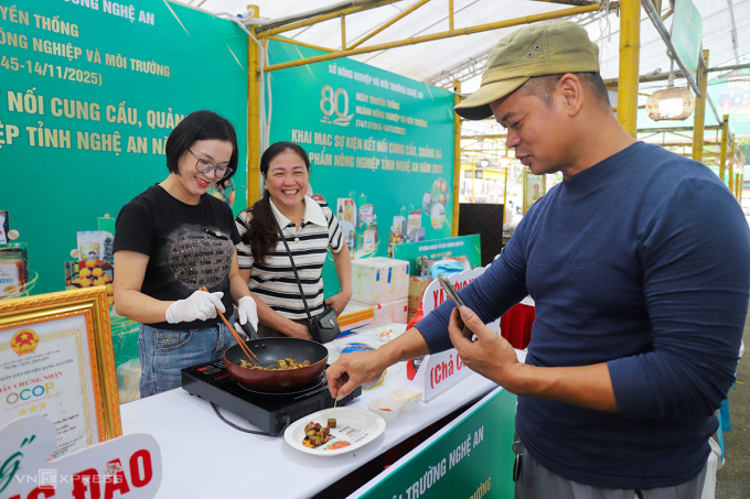 Chị Hậu chiên chả cua đồng mời khách tại hội chợ kết nối sản phẩm nông nghiệp tổ chức tại phường Trường Vinh hôm 6/11. Ảnh: Đức Hùng