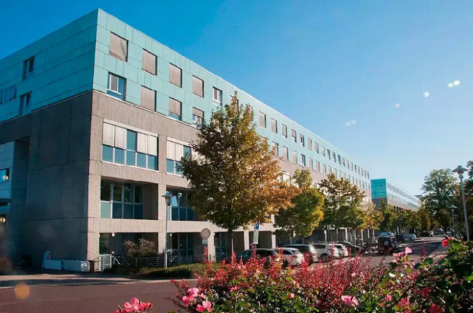 Bé 300 gram sinh non 16 tuần sống sót kỳ diệu - 1