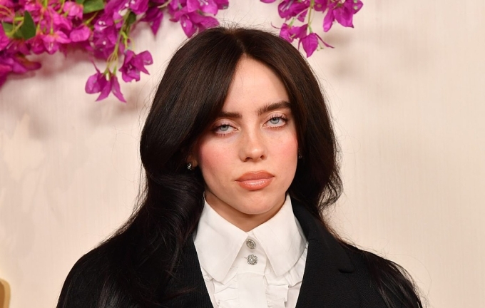 Ca sĩ Billie Eilish tại lễ trao giải Oscar 2024. Ảnh: WireImage