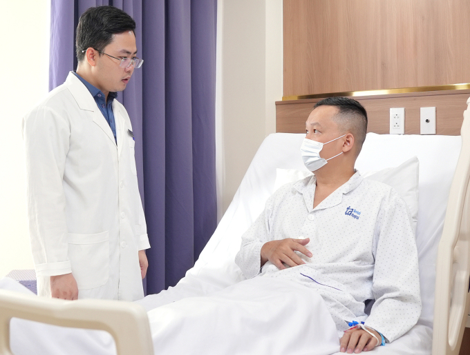 Bác sĩ Sơn tư vấn cho bệnh nhân trước khi xuất viện. Ảnh: Bệnh viện Đa khoa Tâm Anh