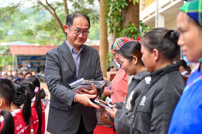 Uniqlo trao quà cho học sinh. Ảnh: Uniqlo