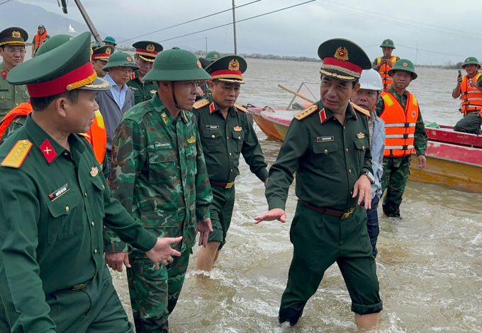 Bộ trưởng Quốc phòng cùng đoàn công tác vào vùng ngập của Gia Lai (Bình Định cũ). Ảnh: Hoàng Phong