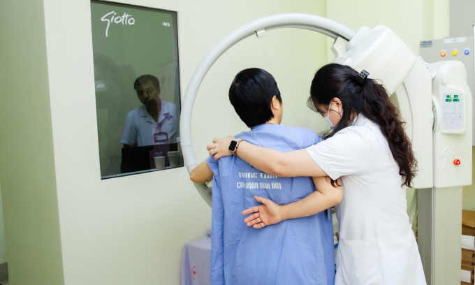 Bệnh nhân chụp tầm sáot ung thư vú tại Bệnh viện K. Ảnh: Thành Nguyễn