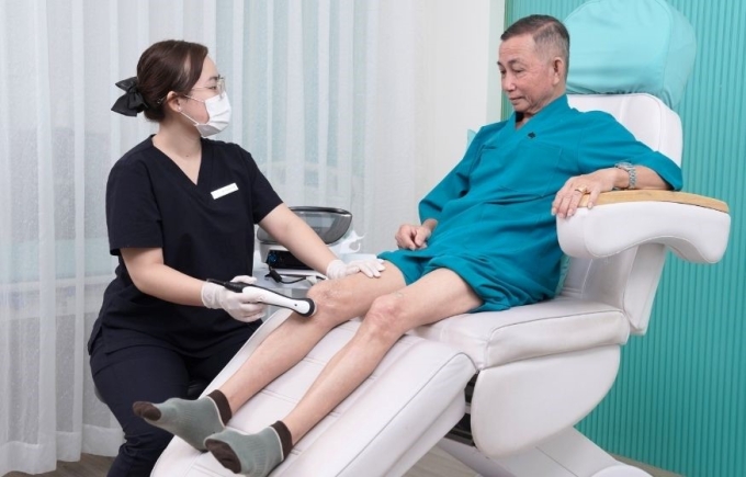 Ông Hải điều trị khớp gối tại InterMec. Ảnh: InterMec