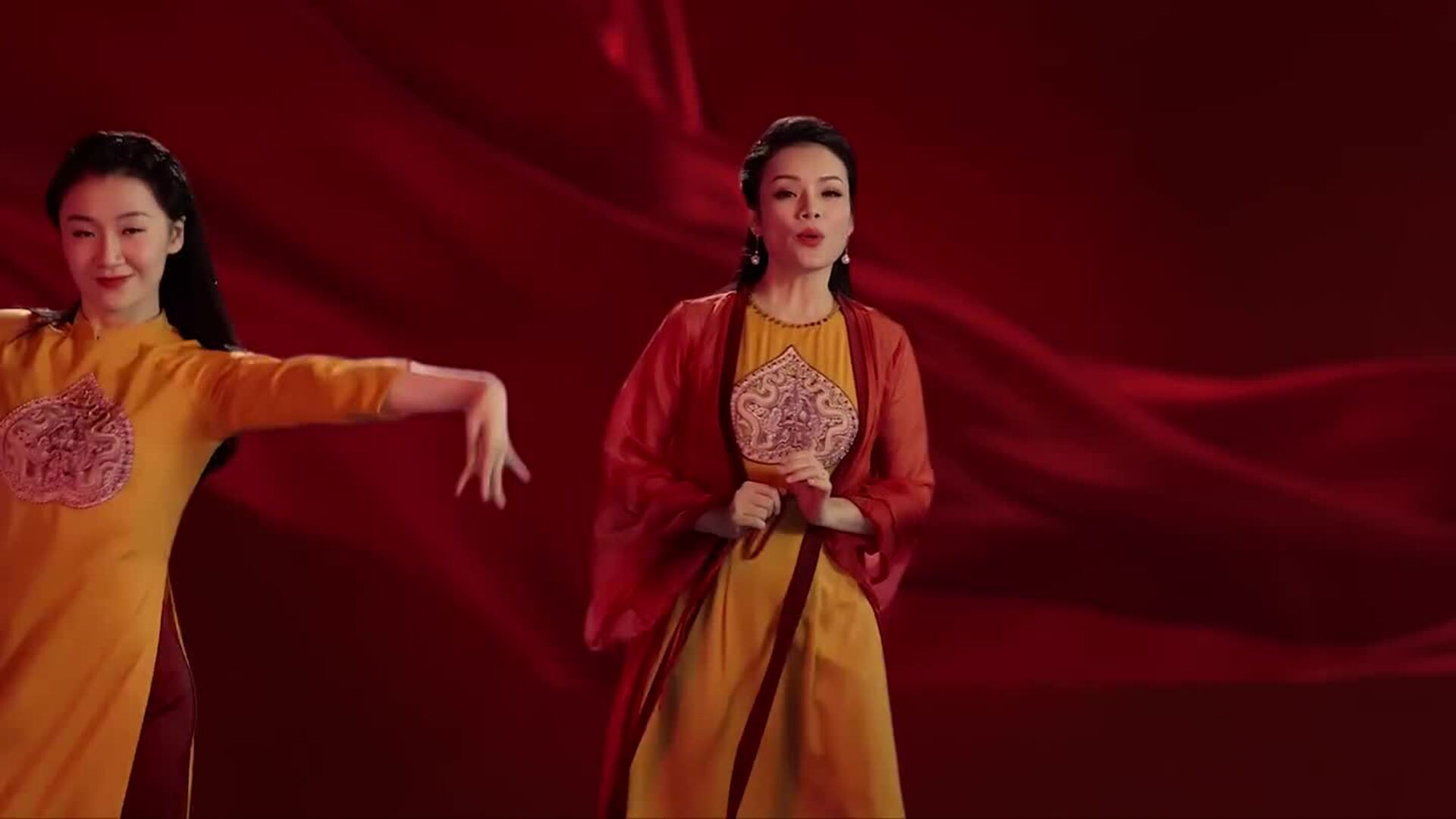 Ca sĩ Tân Nhàn hát 