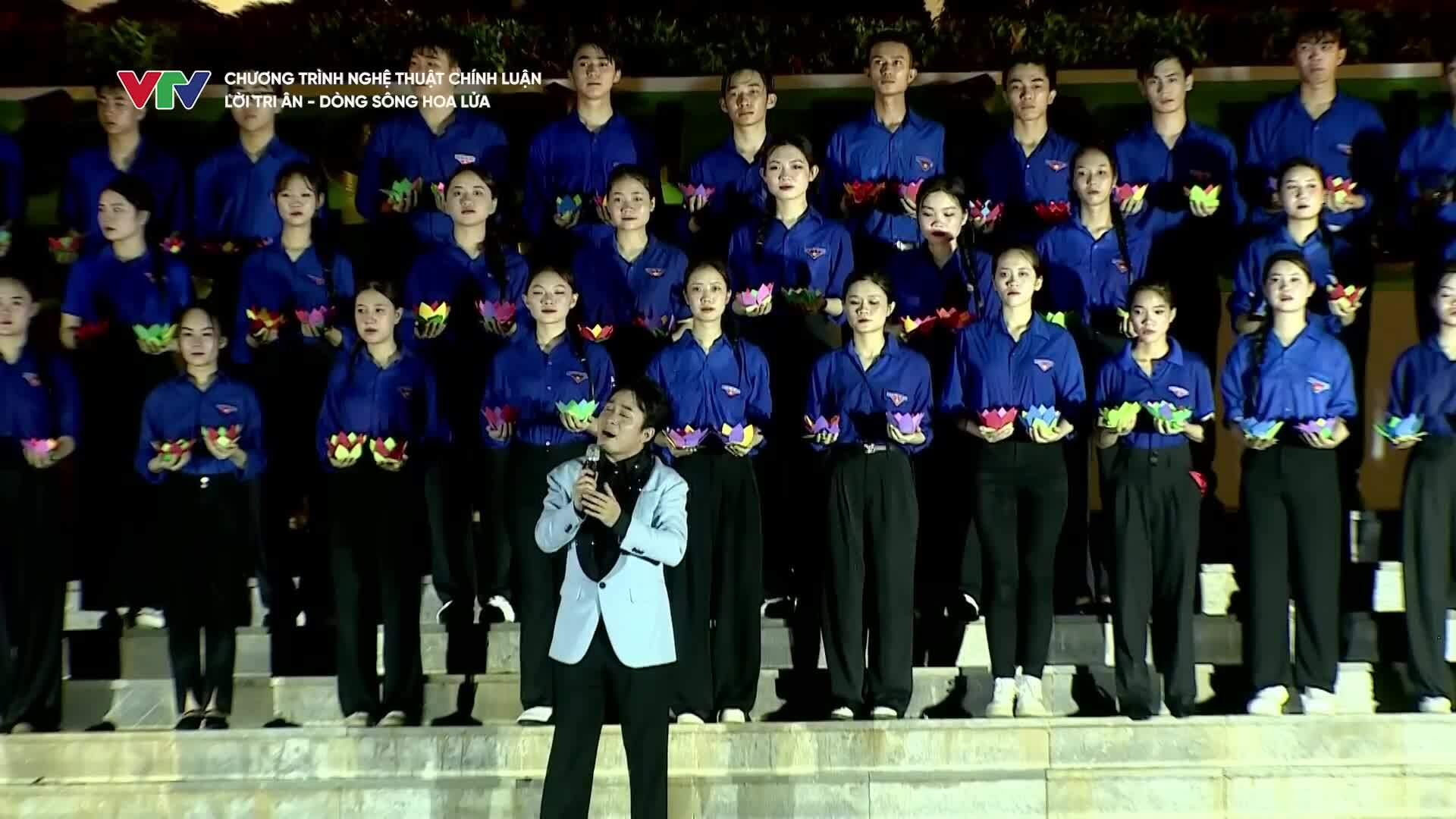 Ca sĩ Tùng Dương hát 