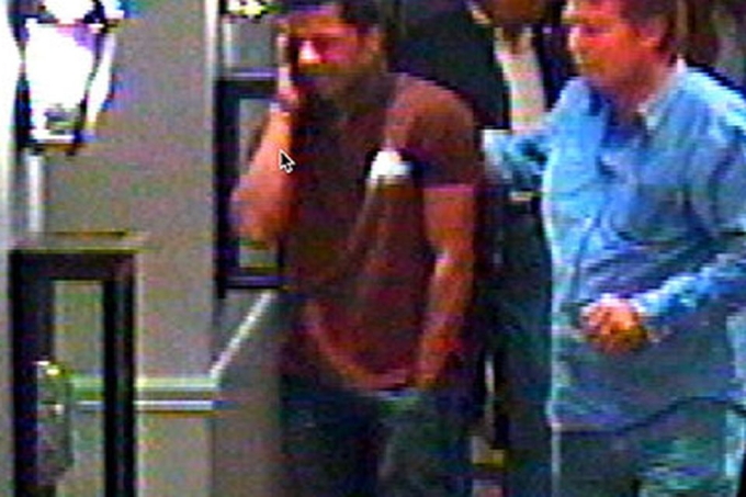 Dữ liệu camera ở hành lang khách sạn cho thấy Shrien Dewani ôm mặt khóc khi nghe tin vợ bị sát hại, sáng 13/11/2010. Ảnh: Daily Record