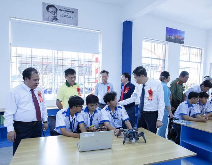 Các đại biểu tham quan giờ thực hành lập trình robot - một trong những nội dung trọng tâm của phòng học STEM do công ty tài trợ. Ảnh: PVCFC