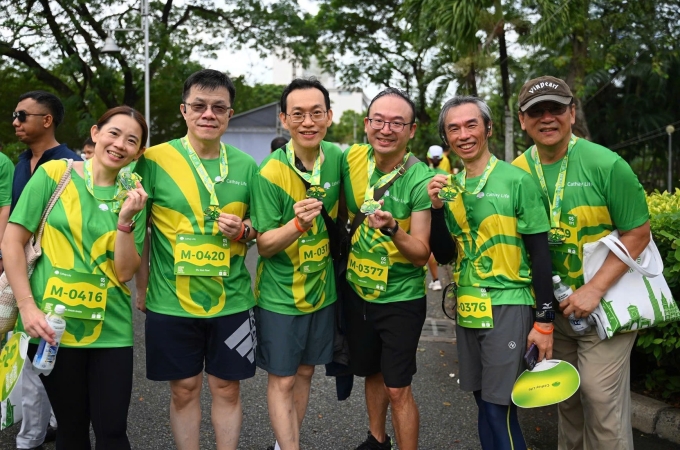 VĐV nhận huy chương hoàn thành sau khi về đích. Ảnh: Cathay Life Việt Nam