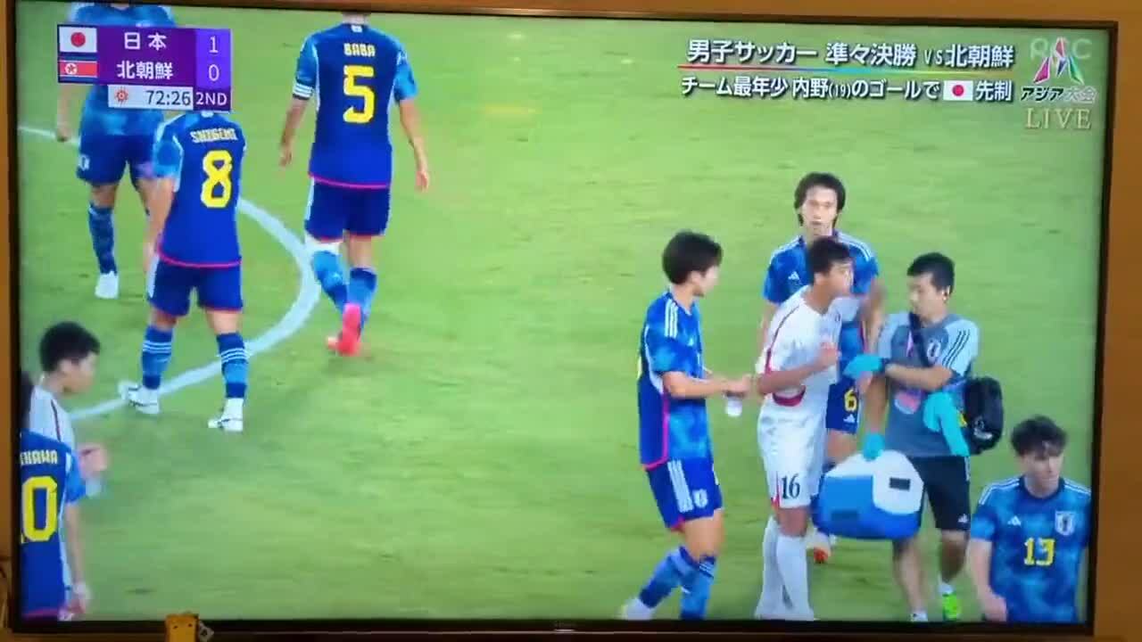 Cầu thủ Triều Tiên dọa đánh nhân viên Nhật Bản