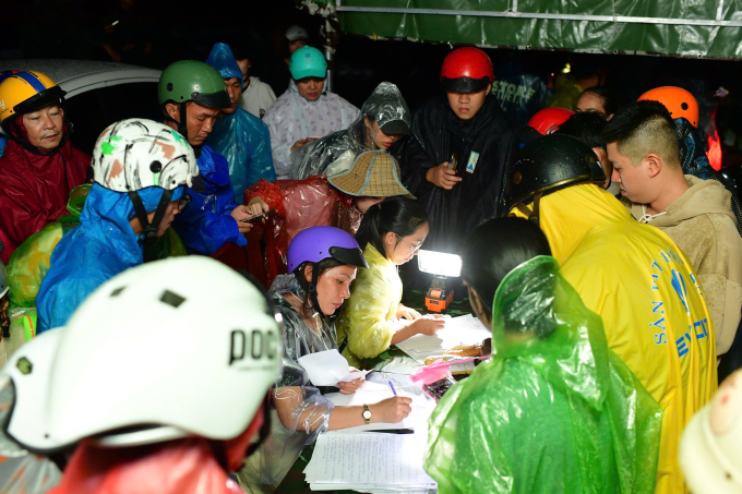 Người dân Nha Trang ghi lại thông tin thân nhân còn mắc kẹt. Ảnh: Thanh Tùng