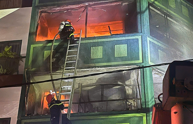 Lực lượng cứu hỏa dùng thang tiếp cận đám cháy từ trên cao để chống cháy lan. Ảnh: Công an tỉnh Khánh Hòa