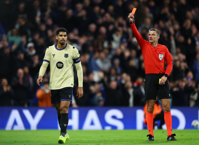 Ronald Araujo bị truất quyền thi đấu cuối hiệp một. Ảnh: Shutterstock