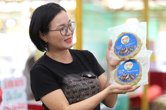 Chị Hậu quảng bá món chả cua đồng. Ảnh: Đức Hùng