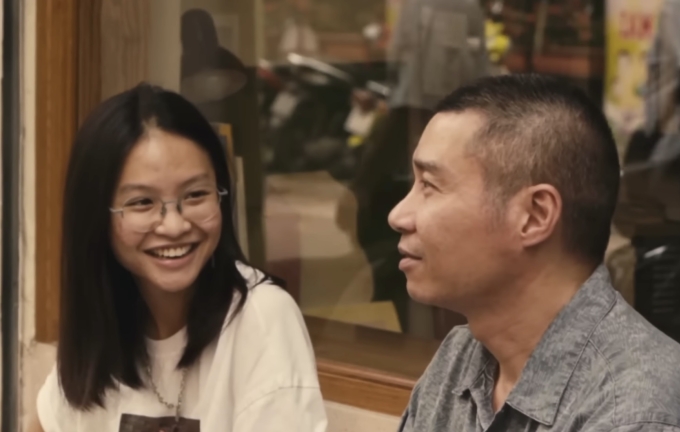 Nghệ sĩ đi cafe trò chuyện cùng Thục Anh, được ghi lại trong phim. Ảnh: Nhân vật cung cấp