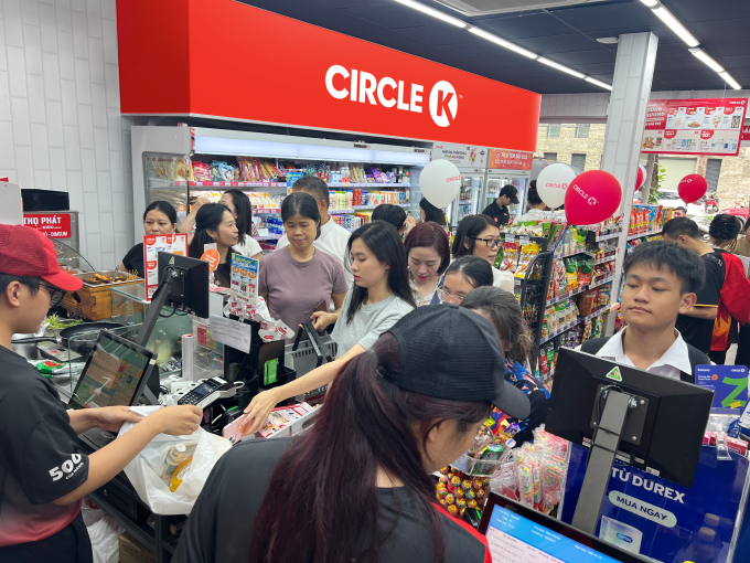 Khách mua hàng tại Circle K. Ảnh: Circle K Việt Nam