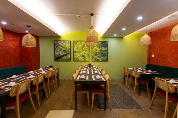 Không gian nhà hàng được thiết kế ấm cúng. Ảnh: Cua Tươi Trà Vinh