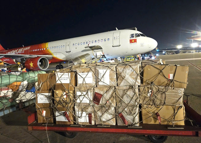 Các chuyến bay đêm đưa hàng cứu trợ đến người dân vùng bão lũ. Ảnh: Tài Nguyễn