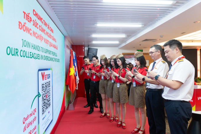 Các phi công, tiếp viên Vietjet đóng góp ủng hộ người dân vùng bão lũ. Ảnh: Tài Nguyễn