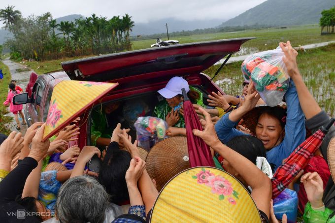 Đông nghịt người nhận đồ hàng cứu trợ tại thôn Mỹ Điền, xã Hòa Thịnh, tỉnh Đăk Lăk sáng 23/11. Ảnh: Thanh Tùng