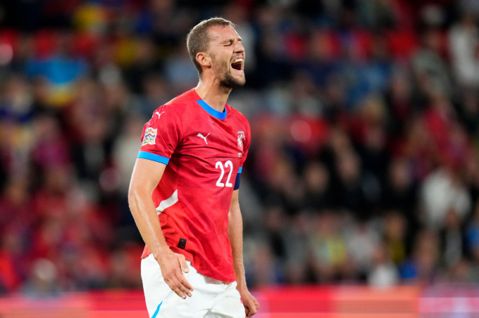 Tomas Soucek, tiền vệ đang thi đấu tại Ngoại hạng Anh, bị tước băng thủ quân tuyển CH Czech. Ảnh: AP