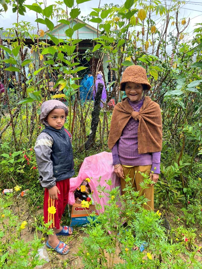 Người dân thôn Ngọc Nang, xã Ngọc Linh đi nhận đồ từ thiện ngày 1/11. Ảnh: Mai Vy