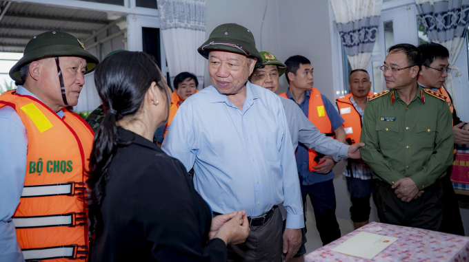 Tổng Bí thư Tô Lâm thăm hỏi, trao quà cho người dân. Ảnh: Vạn An