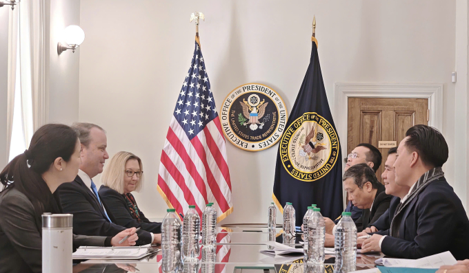 Thứ trưởng Công Thương, Phó trưởng Đoàn đàm phán Chính phủ Nguyễn Sinh Nhật Tân làm việc với Phó đại diện Thương mại Mỹ Rick Switzer, ngày 12/11. Ảnh: MOIT