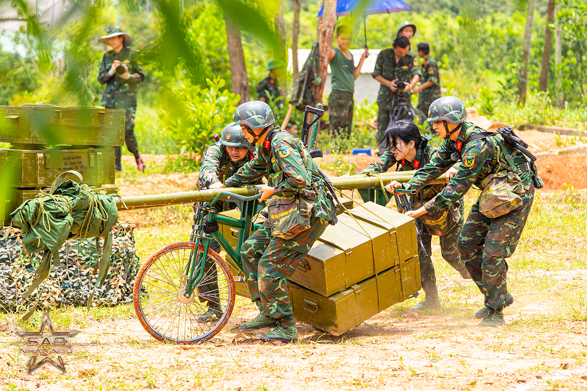Dàn sao vận tải đạn qua hồ trong 