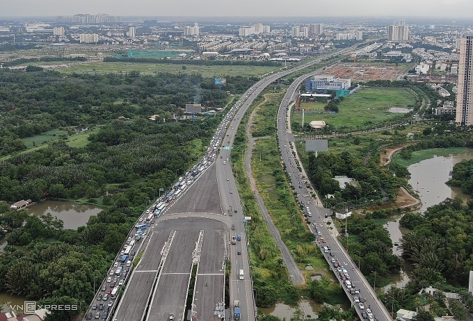 Cao tốc TP HCM - Long Thành - Dầu Giây (bên trái) kết nối nút giao An Phú chuẩn bị được TP HCM mở rộng. Ảnh: Giang Anh