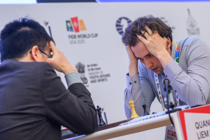 Donchenko vò đầu bứt tai sau khi phát hiện ra sai lầm cuối cùng. Ảnh: FIDE