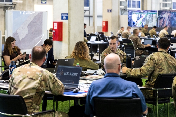 Các binh sĩ Mỹ và Israel tập hợp tại Trung tâm Điều phối Dân sự - Quân sự ở Kiryat Gat, nơi có nhiệm vụ lập kế hoạch tương lai cho Dải Gaza. Ảnh: Reuters